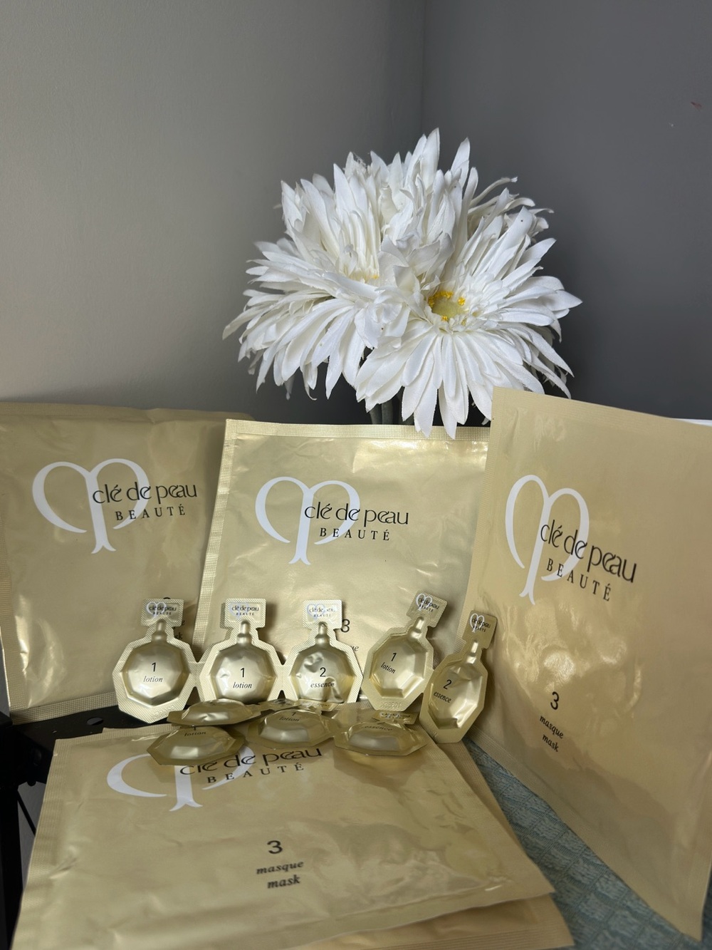 cle de peau Beauté Gold Facial Sheet Masks and Serums Set